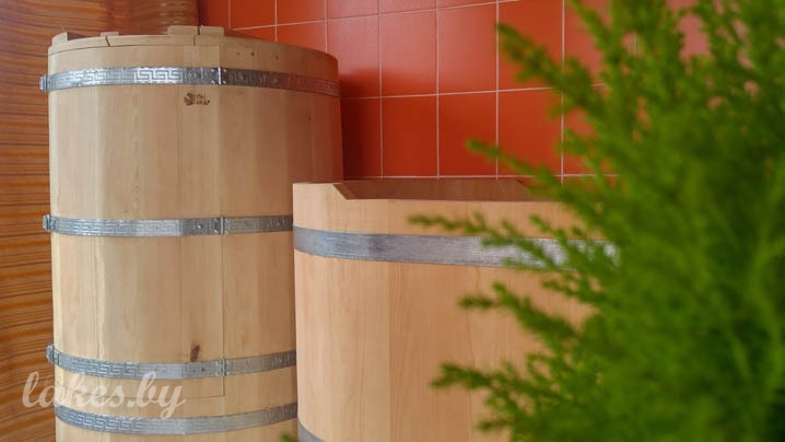 Уютный деревянный домик в зелени